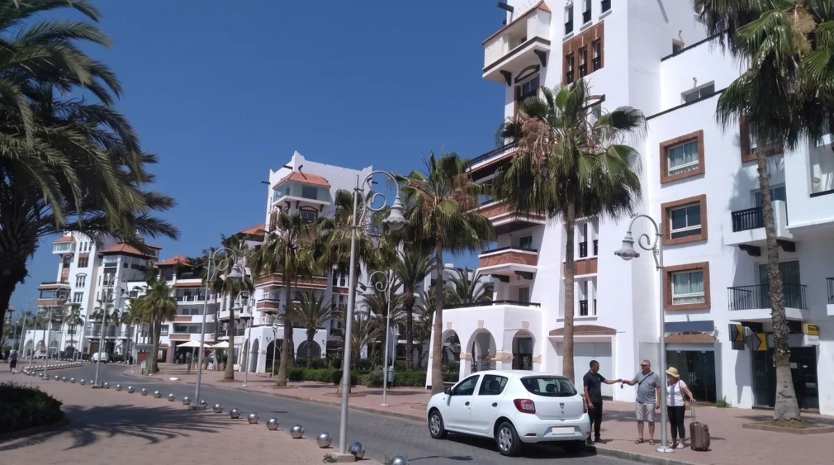 Voiture de location livrée à la Marina d'Agadir, remise des clés devant les arcades