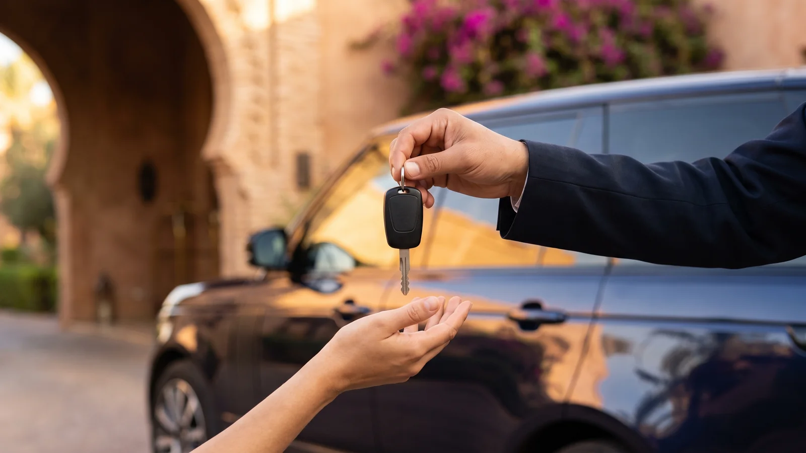 Overhandiging van de sleutels van een SUV bij de ingang van een hotel in Agadir